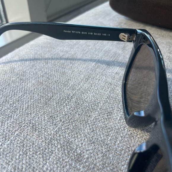 Tom Ford Kendal TF1076 Sunglasses in Black 52mm w/ Case - Picture 6 of 10